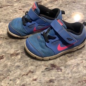 Nike toddler Velcro tennis shoes